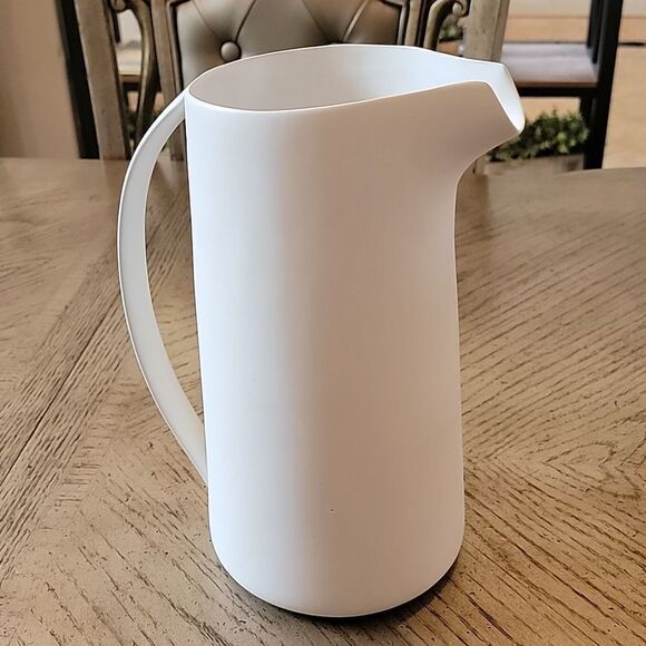 White Porcelain pitcher 2 1/2 qt NWOT - Picture 1 of 11